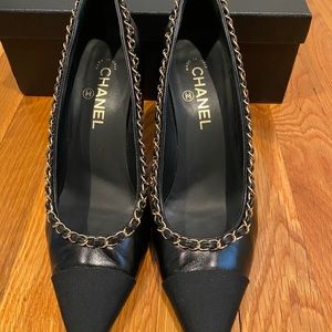 Authentic Chanel pumps with chain detail. Size 39